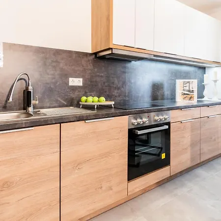 3br, 1ba W Walk-in Closet, Ac, Near Rab Appartement *